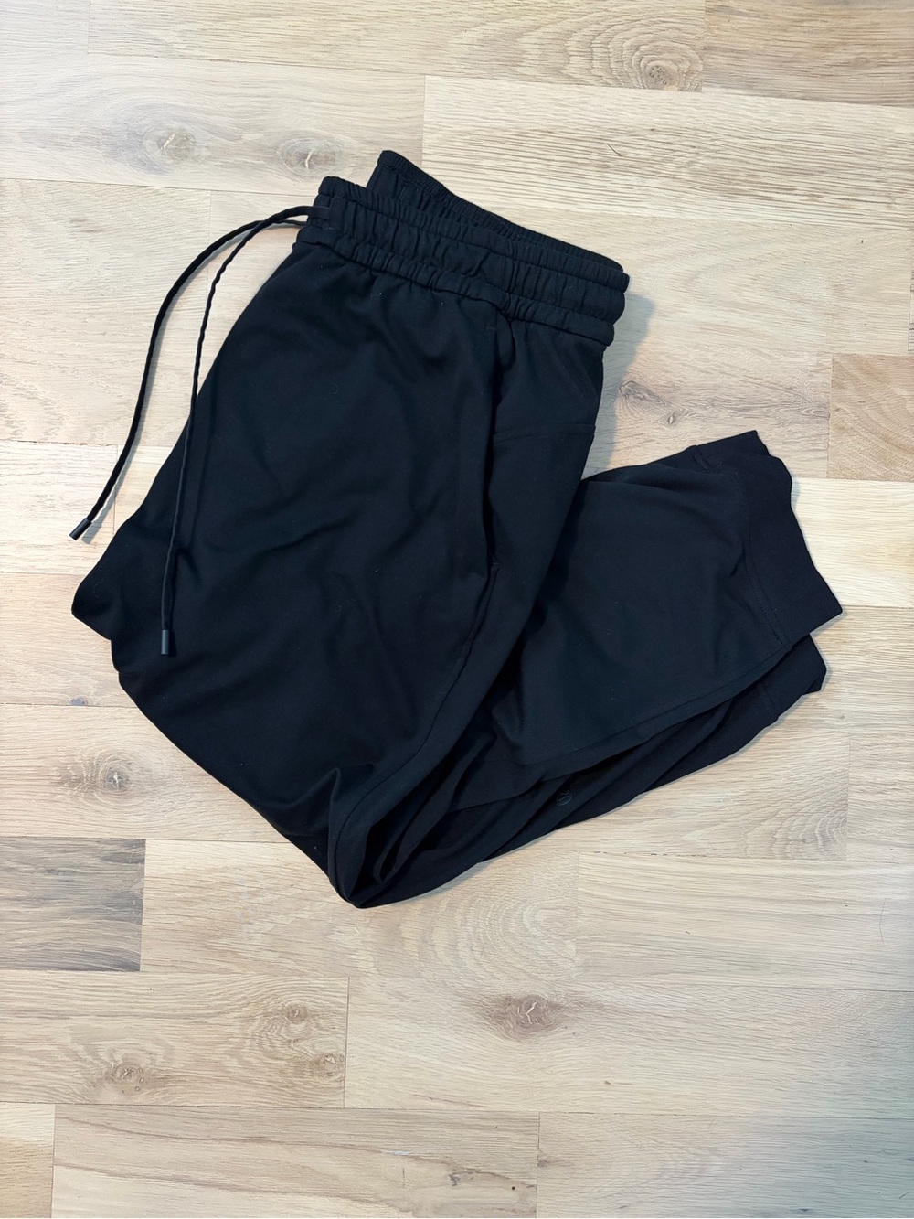 lululemon athletica Black Elastic Waist Cropped Joggers